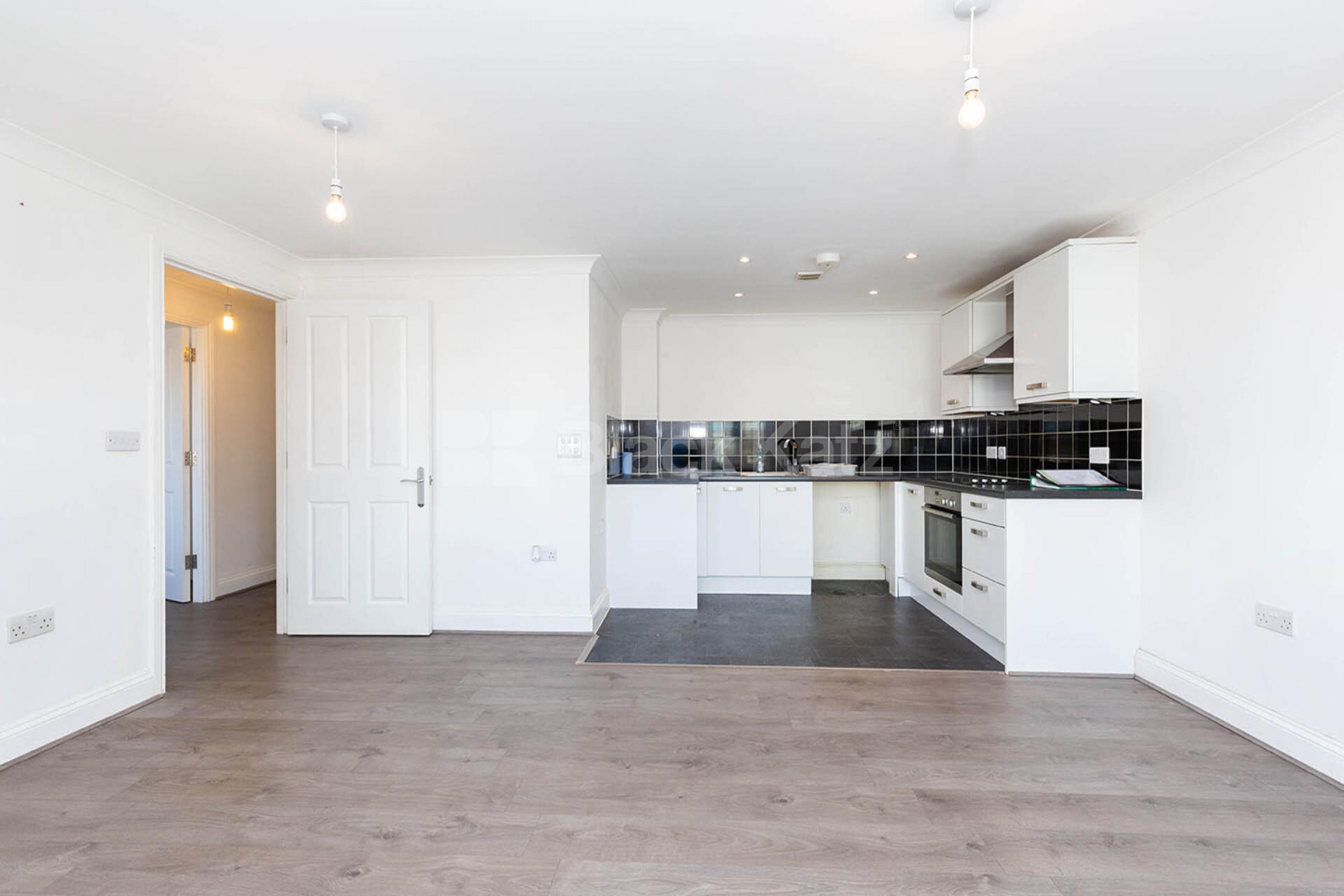 spacious 2 bedroom apartment located in a new build close to Palmers Green Green Lanes, Palmers Green N13